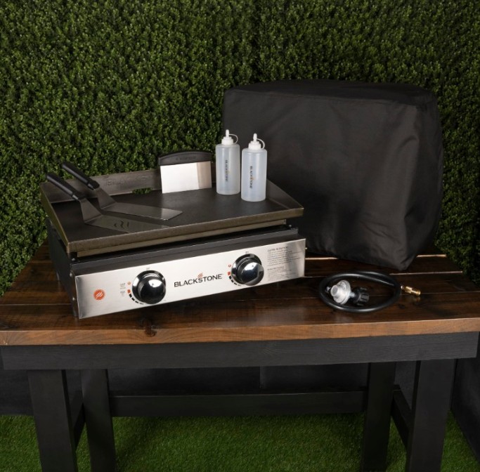 Ensemble de gril de table Blackstone 22inch Original Series avec housse souple, kit d'accessoires 5 pièces et tuyau de propane Ensemble de gril de table Blackstone 22inch Original Series avec housse souple, kit d'accessoires 5 pièces et tuyau de propane