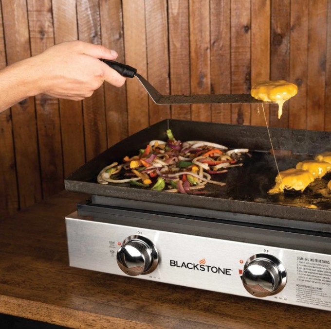 Ensemble de gril de table Blackstone 22inch Original Series avec housse souple, kit d'accessoires 5 pièces et tuyau de propane Ensemble de gril de table Blackstone 22inch Original Series avec housse souple, kit d'accessoires 5 pièces et tuyau de propane