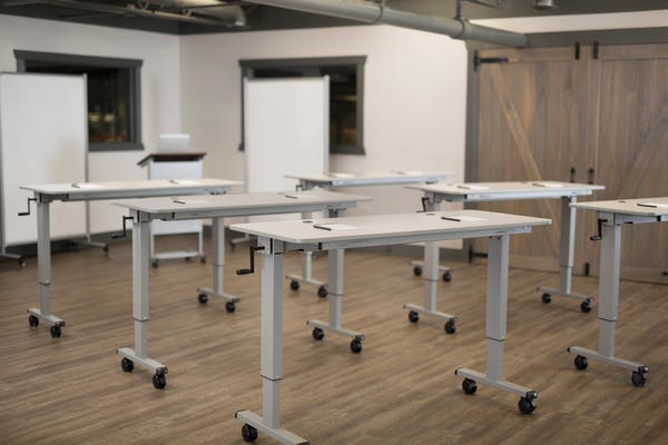Table à plateau basculant réglable en hauteur Luxor avec manivelle et loquets à libération rapide pour un rangement facile4